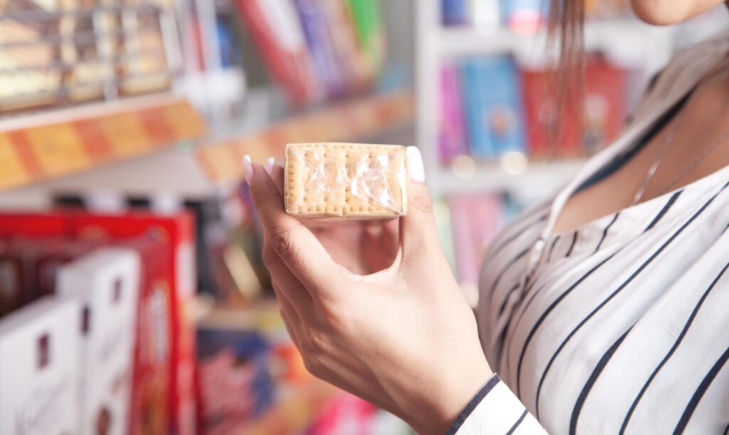 お菓子を選ぶ女性