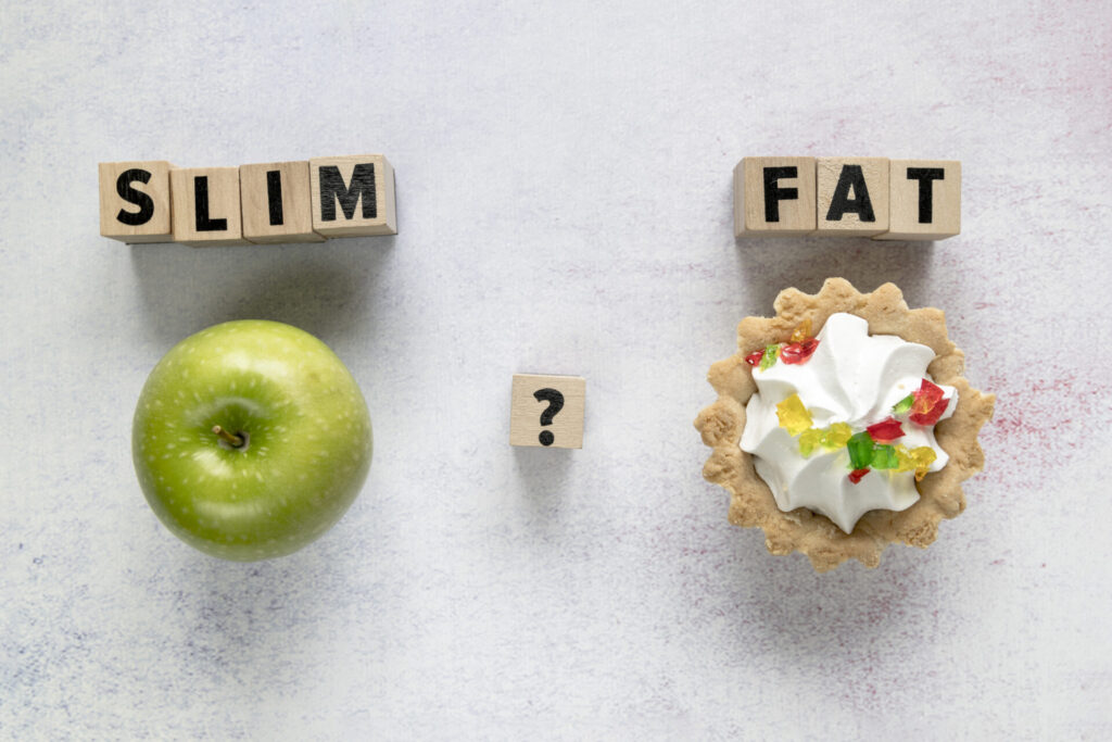 SLIMとFATのブロックでヘルシー食品と高カロリー菓子を比較する構図