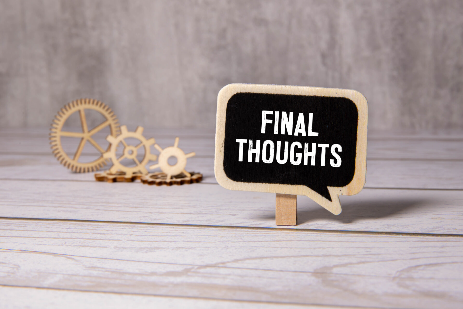 FINAL THOUGHTSと書かれた木製プレートと歯車の背景。記事のまとめや結論を強調する画像