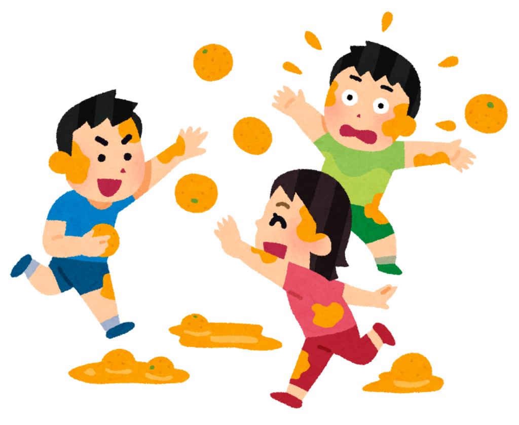 みかんを投げ合って遊ぶ子どもたち
