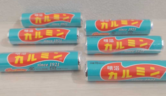 テーブルに並べられた複数の明治カルミンのスティック菓子