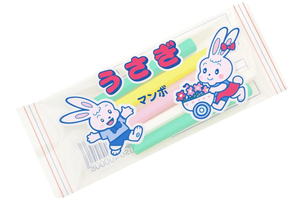 レトロで可愛いウサギのキャラクターが描かれた、丸義製菓の駄菓子「うさぎマンボ」の透明なパッケージ