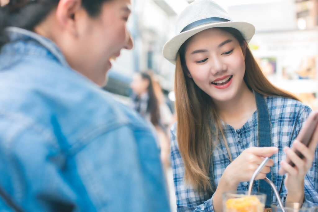 お菓子を減らして気分が安定し、友人との会話を楽しむ女性